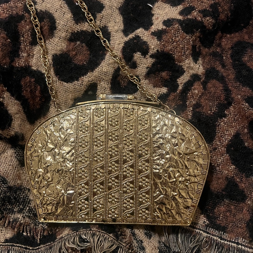 Ramla La Perle Handmade in Morocco Mother of Pearl and Brass clutch with chain - Picture 6 of 16